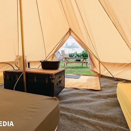 Bell Tent Glamping At Marwell Resort Winchester Exterior foto